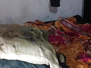 Настоящий горячий секс индийской дези бхабхи в домашнем видео на хинди