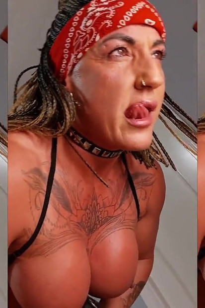 Danaxmuscles uništava guzice svojim straponom