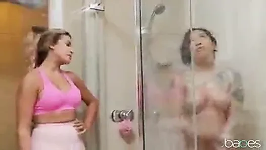 Hete lesbiennes hebben neukpartij onder de douche