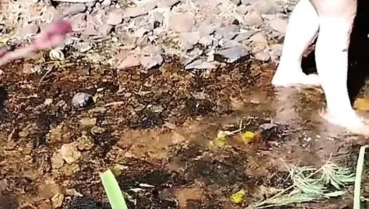 Saya mengajak ibu tiri saya untuk melihat sungai, dan dia akhirnya melepas semua pakaiannya di depan saya.