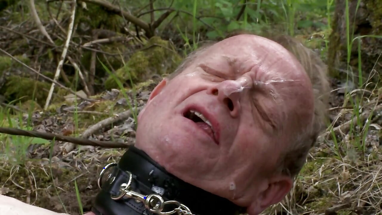 BDSM liar bertiga di luar dengan awek panas dan zakar lelaki tua