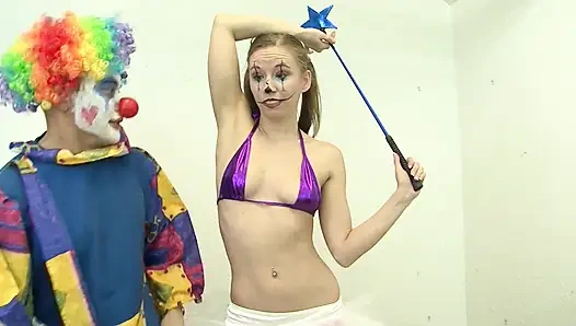 Mieze mit gesichtsfarbe spielt mit ihrem clown