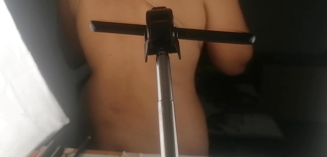 Une femme sexy fait le ménage à poil. Brune à la chatte poilue, gros cul, gros nichons. Une maman sexy se masse sur un vibromasseur.