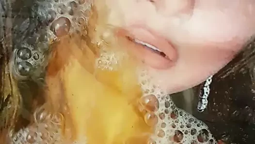 Selena in die Fresse gepisst