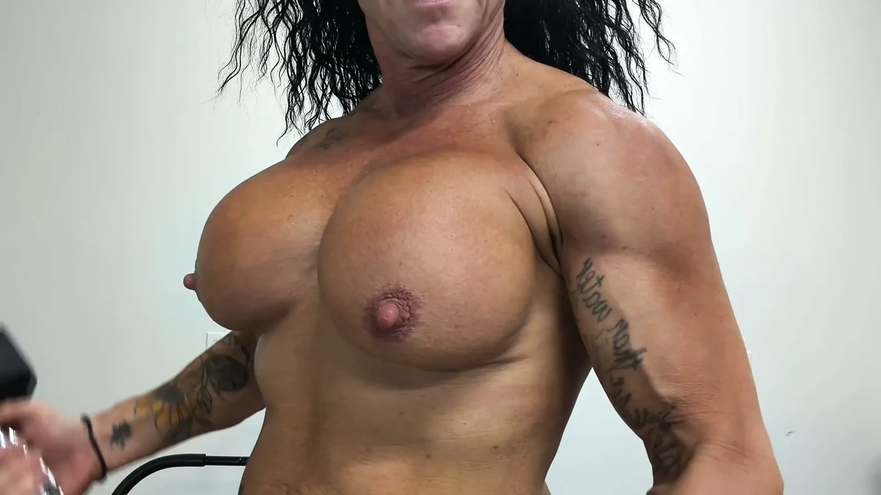 Kandy Pumps up and Demands Your Nasty Nut