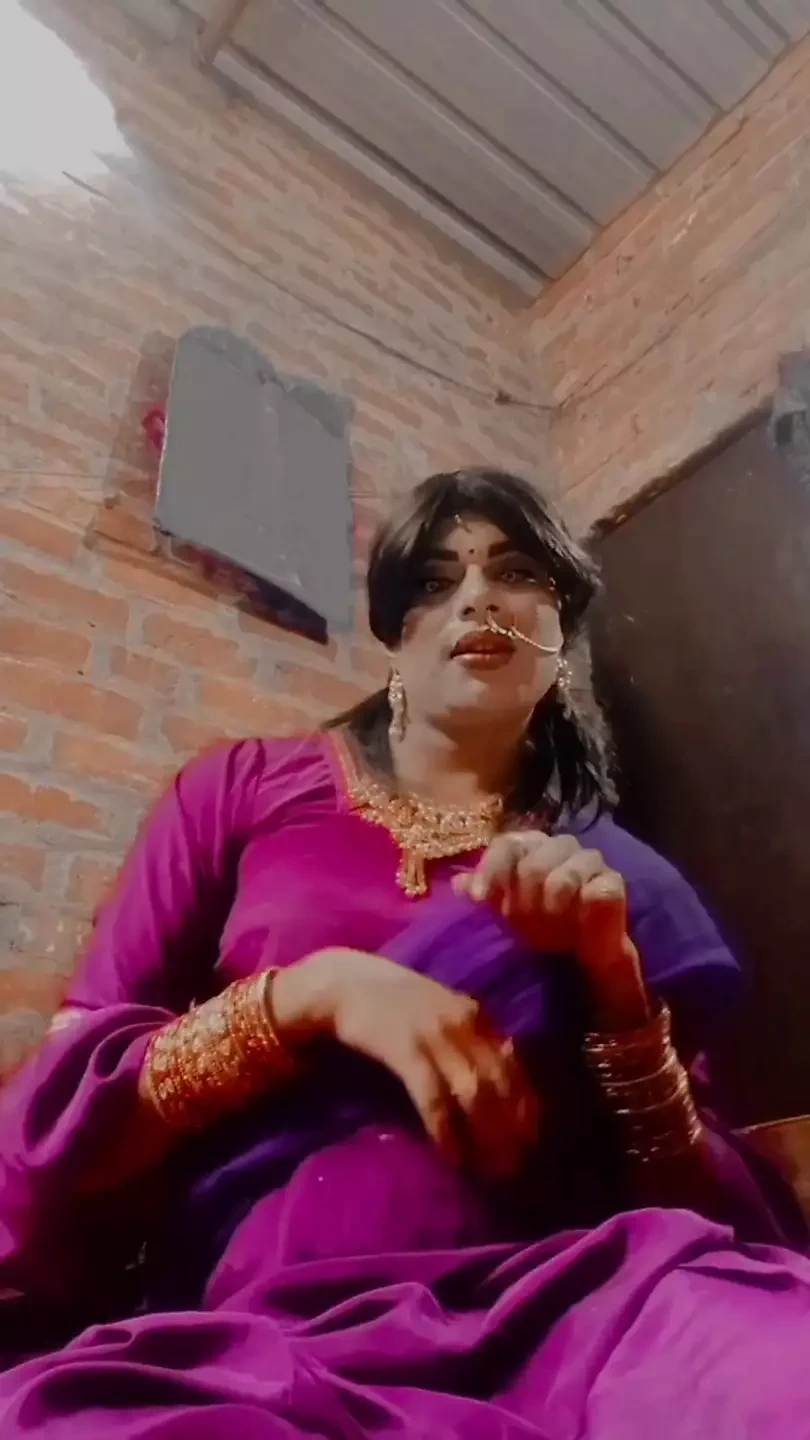 Urvashipatil Rani Kinnar和男孩一起穿着萨尔瓦卡米兹很开心