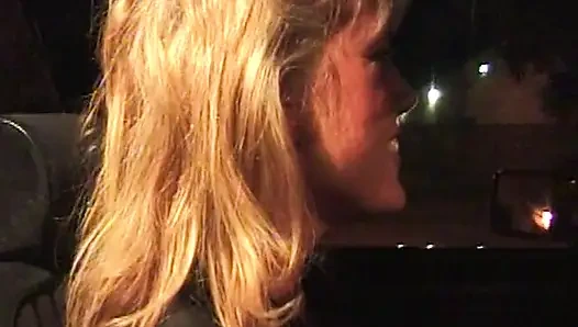 Versaute Taxifahrt mit heißer Blondine
