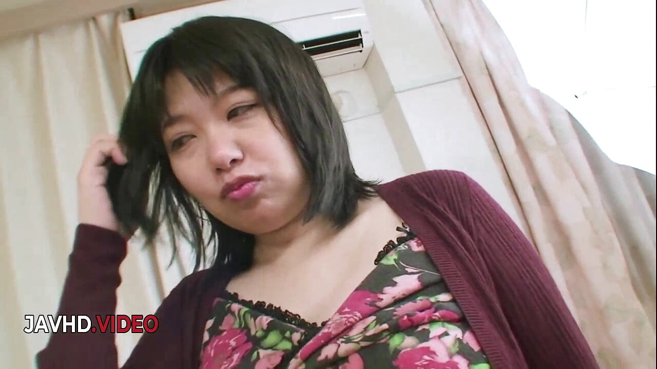 Zavodljiva azijka Toshiko Shiraki zadirkuje svoju dlakavu pičku da biste uživali