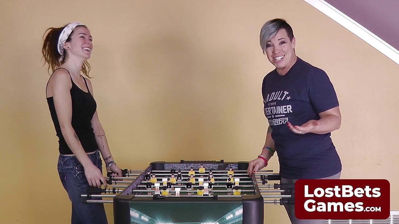 O jogo strip do Foosball traz uma energia emocionante
