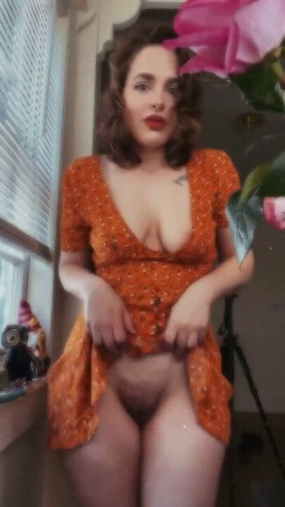 Leah Fae showing her pussy