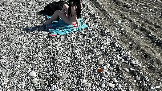 Застукал незнакомку за мастурбацией на пляже и жёстка её выебал. С грязными разговорами