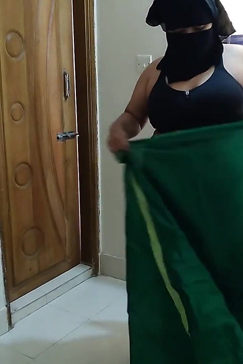 인도 핫한 수디파 아줌마가 사리 옷을 벗고 이웃에게 따먹히다
