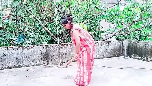 Pati ke bahar jane ke baad Bhabhi ne naya brah lene ke bahane ghar me bula kar kiya sex