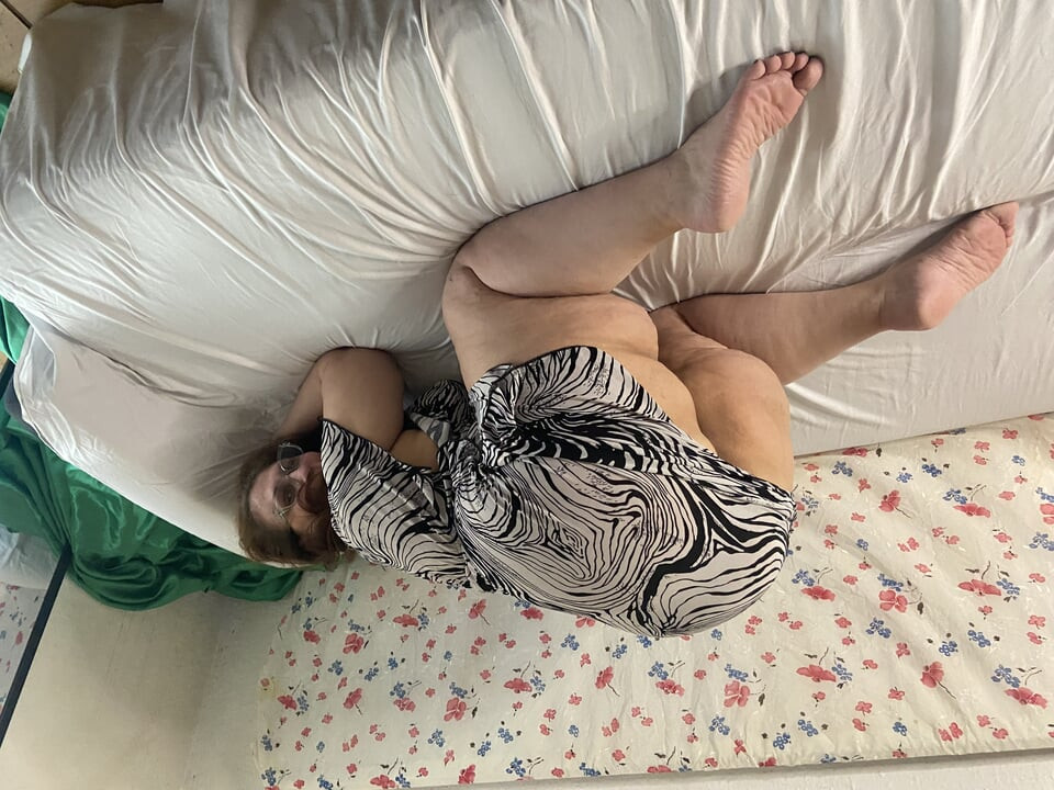 Smell my ass and feet. hot thick milf