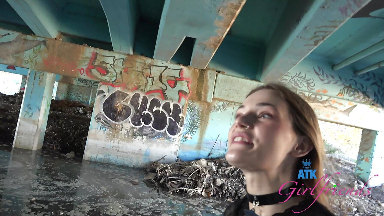 Любительська модель, за лаштунками, розваги в автомобілі, відпустка та масивна прелюдія в машині, зігріває твій член для пізнішого відео від першої особи