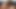 彼女は彼女の猫を剃り、それを指で剃る