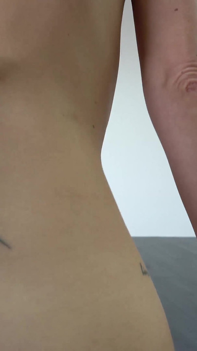 Tätowierte brünette mit kleinen titten wird in pov geknallt