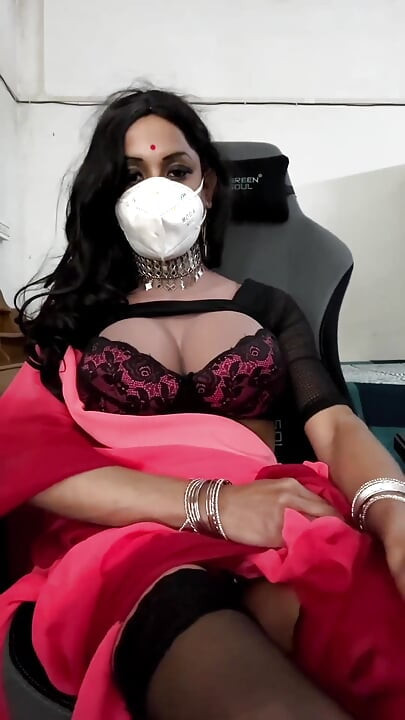 Sari elbiseli travesti mastürbasyon yapıyor
