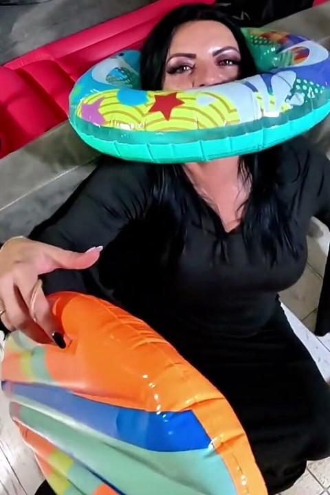 Fetish tisu penyihir dominan. Sepong kontol, dientot gaya doggy sampai dicrot di dalam, sampai orgasme intens