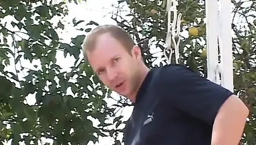 Azgın siyah saçlı güzel kız havuz başında dört adamı emiyor ve sikiyor