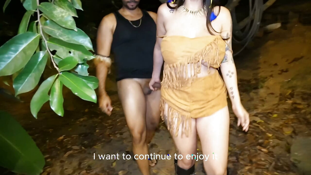 India Colombiana Cachonda De Enormes Tetas Juega Con Su Coño Y Cabalga Sobre Una Gran Polla En Medio Del Bosque - Jenifer Play