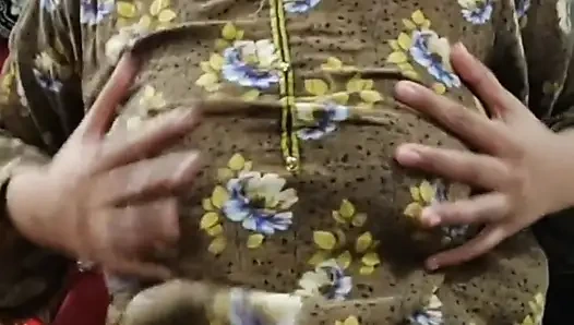 Nettes teen-mädchen fingring für ihren freund im vodeo-anruf, live-sex-chat