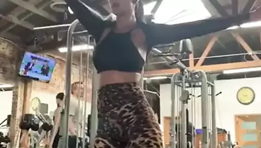 Сексуальная тренировка Nicole Scherzinger в штанах Leopopard для йоги 01