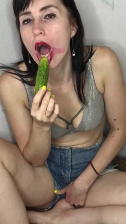 Mens min mand er på forretningsrejse, leger jeg med en agurk! | Klip 3