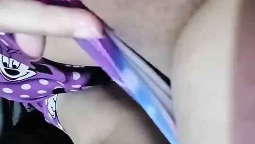 Tetanggaku ngirim video mesum untukku, termasuk besarnya