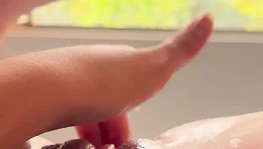 I stayed at a hotel where a super handsome guy greeted me, so I'm going to masturbate thinking about him.