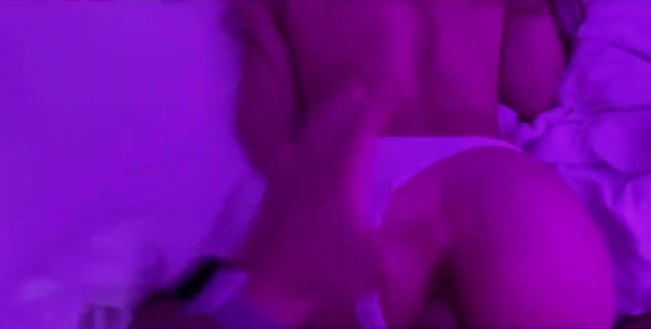 네온 조명으로 따먹히는 십대 보지