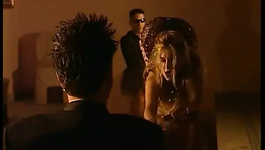 Удивительную блондинку-шлюшку отшпилил раком большой член