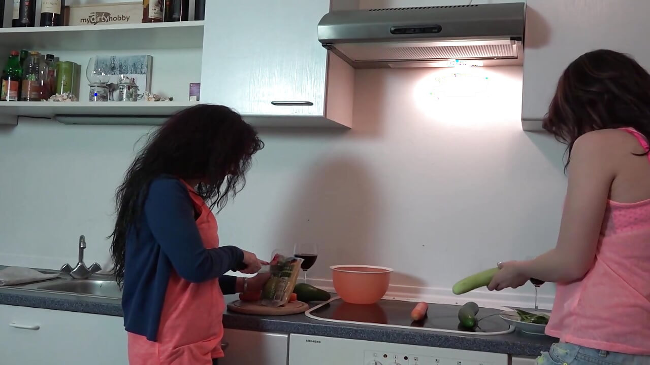 Lésbicas gatas da França brincando com grande brinquedo