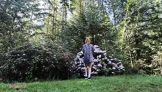 Bahçeyi düzeltiyor