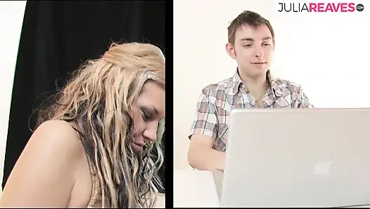 Blondine stöhnt vor vergnügen, als die muschi vor einem harten fick geleckt wird