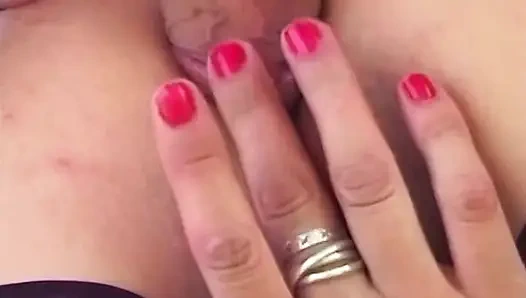 Olgun sarışın orta yaşlı seksi kadın açık havada sert sikişte genişliyor