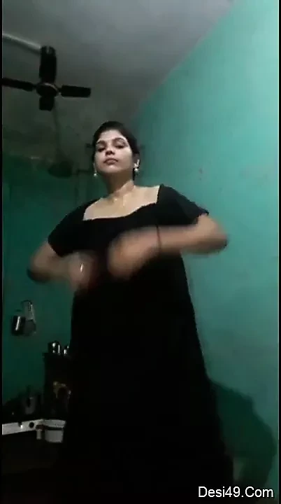 Desi boudi bumpy Bhabi boobs show