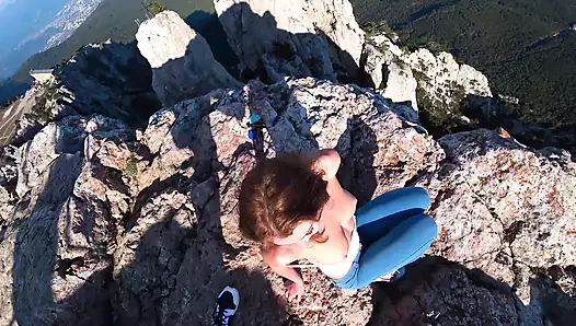 Bu güzel şehvetli güzelliğin abs'lerine büyük bir boşalma olana kadar uçurumda riskli halka açık sikiş