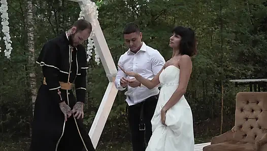 Похоже свадьба пошло не по плану? или тройничок должен быть таким?