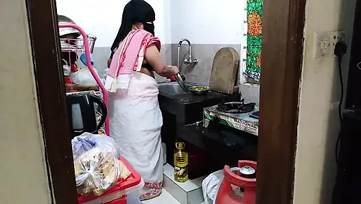 Indisches zimmermädchen vom besitzer beim kochen in der küche gefickt