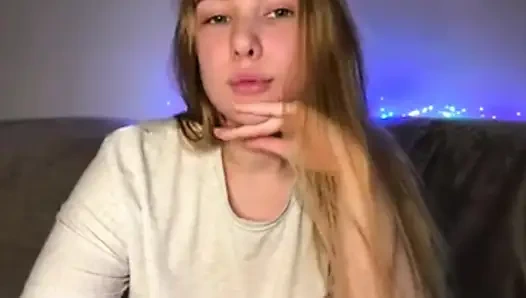 Jucielussie fingert enge muschi im sexy kleid