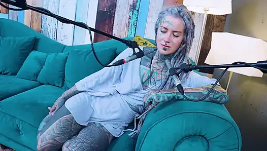 Z hakkında konuşuyorum - zeal - asmr podcast sfw konuşuyor gotik sıska kız dreadlocks dövmeli model dövmeli kız