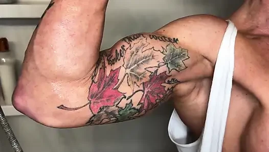 Fantasi lenjat mandi: kandy flexes dan merobek tank top-nya