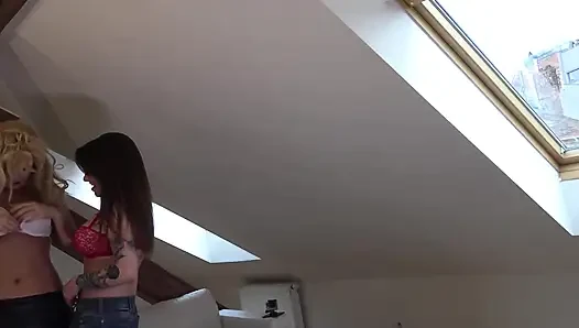 3 ateşli kız çarpıcı göğüslerini gösteriyor