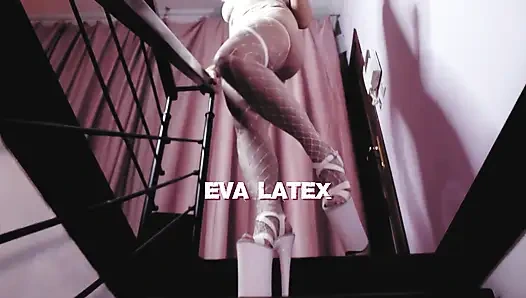 Dewi pirang majikan eva lateks dengan sepatu hak tinggi
