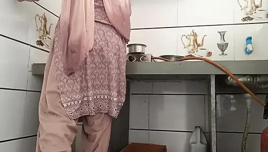 Rasoi mein bhabhi ji ke sath masti