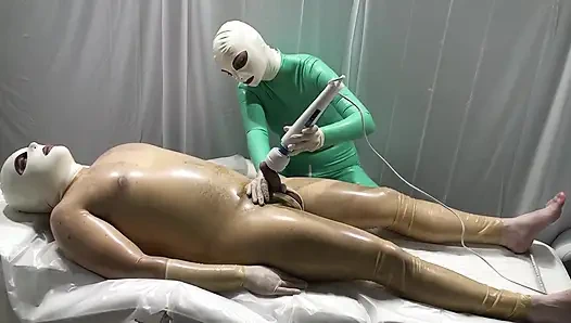 Latex Danielle - Der arzt untersucht den patienten