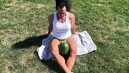 Kaslı orta yaşlı seksi kadın kandys karpuz ezme hakimiyeti