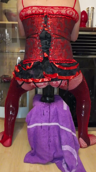 Travesti en corsé, minifalda, medias de látex y red estira al máximo el culo con plugs enormes. | Clip 1