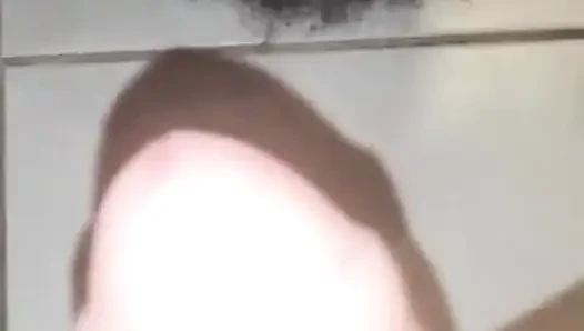 Mein sklave mimte spiderman nach und stand kopfüber, bis milch seinen halsfick runter rannte